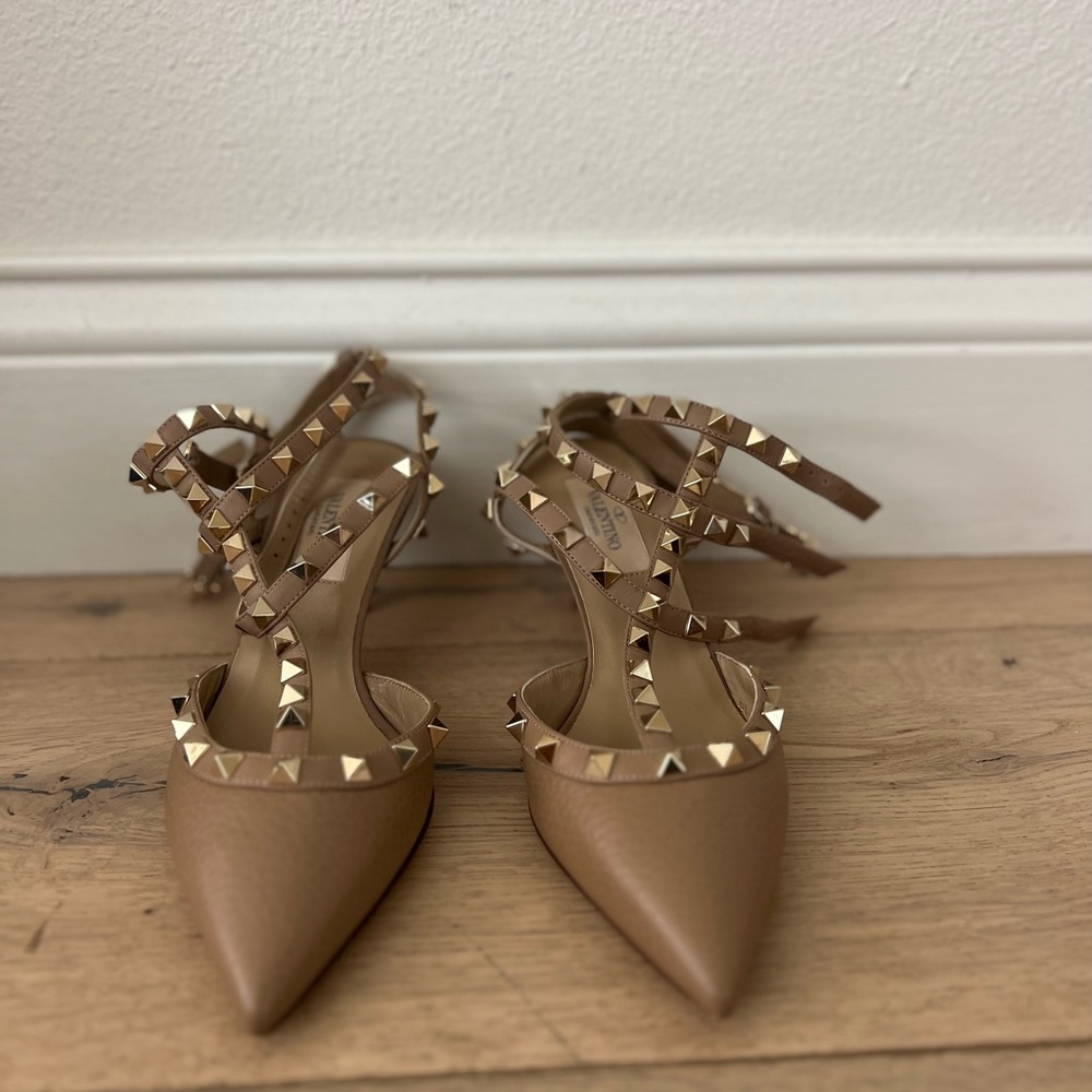 Valentino Garavani Rockstud Pump - Kitten Heel